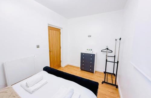 Pudsey Apartment | Elegant 1 bed flat, Sleeps 4, Free parking, Pet friendly, Pudsey, Leeds