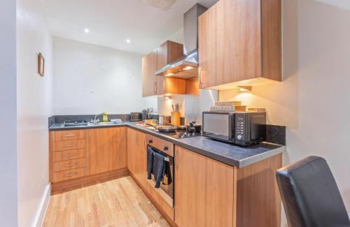 Theatreland Birmingham Apartment | Elegant 1-Bedroom Flat with Balcony, Complimentary Parking, High-Speed WiFi, Ideal for Families and Groups