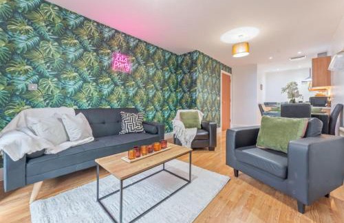 Theatreland Birmingham Apartment | Elegant 1-Bedroom Flat with Balcony, Complimentary Parking, High-Speed WiFi, Ideal for Families and Groups