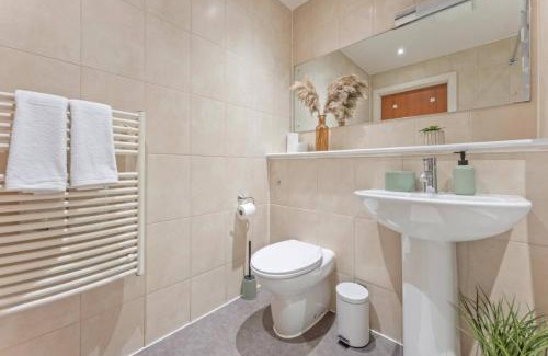 Theatreland Birmingham Apartment | Elegant 1-Bedroom Flat with Balcony, Complimentary Parking, High-Speed WiFi, Ideal for Families and Groups