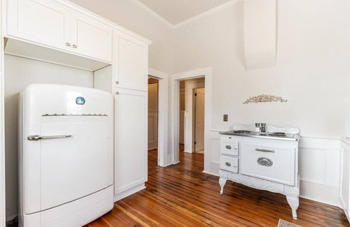Newberg Condo | Elegant 1BR Loft in Historic Downtown Newberg – The 1888