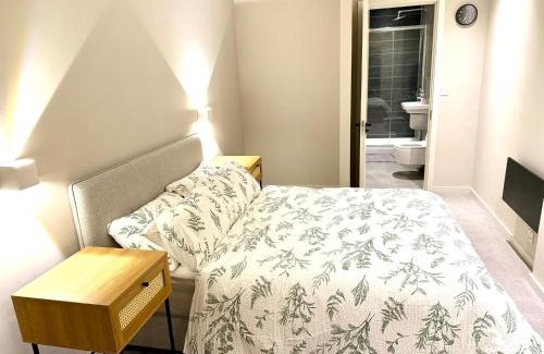 Manchester Apartment | Elegant 2-Bed 2-Bath Apt in Manchester with Balcony