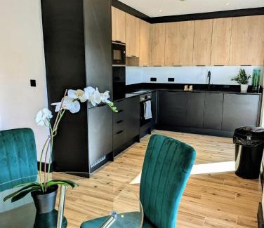 North Finchley Apartment | Elegant 2 bed flat with balcony in London