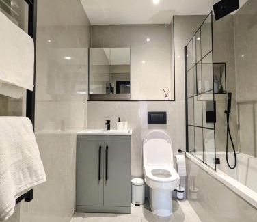 North Finchley Apartment | Elegant 2 bed flat with balcony in London