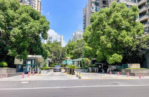 Xujiahui Apartment | Elegant 2 Bedroom Apartment Yongxin Century Walk to Parks