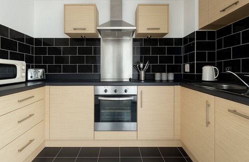 Whittington Apartment | Elegant 2 Bedroom Flat in Colindale Area