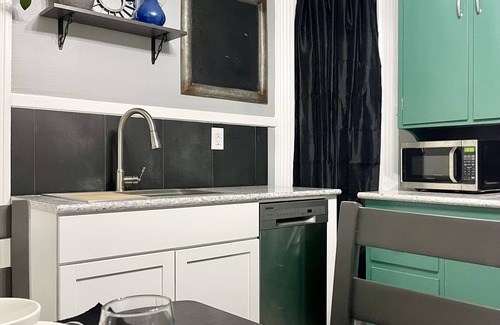 Sandusky Apartment | Elegant 2 Bedroom King Suite Downtown Sandusky/Cedar Point/Lake Erienn