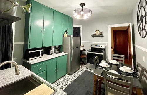 Sandusky Apartment | Elegant 2 Bedroom King Suite Downtown Sandusky/Cedar Point/Lake Erienn