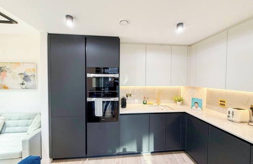 Bunhill Apartment | Elegant 2-BR Flat w/Lift & Private Balcony – Farringdon, Clerkenwell, Barbican