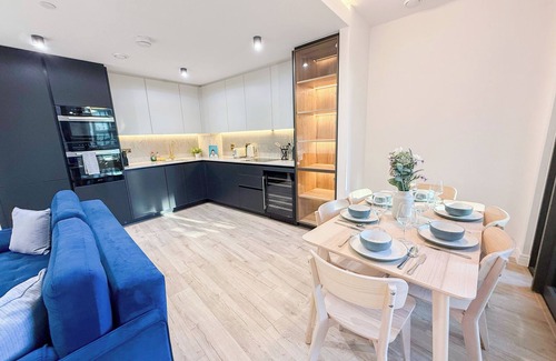 Bunhill Apartment | Elegant 2-BR Flat w/Lift & Private Balcony – Farringdon, Clerkenwell, Barbican