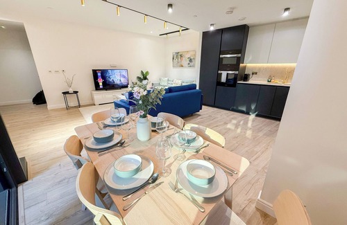 Bunhill Apartment | Elegant 2-BR Flat w/Lift & Private Balcony – Farringdon, Clerkenwell, Barbican
