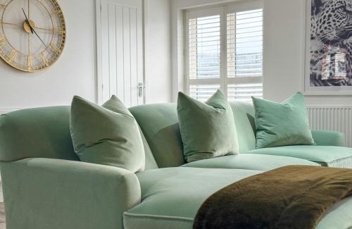 Cleedownton Apartment | Elegant 2BR Retreat- Longbridge Shops, Rail & Hills