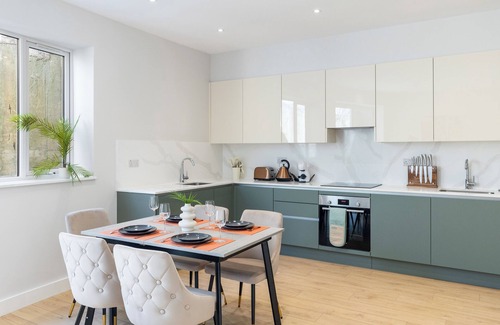 Golders Green Apartment | Elegant 2BR | Sleeps 6 | Hotel-Style Comfort