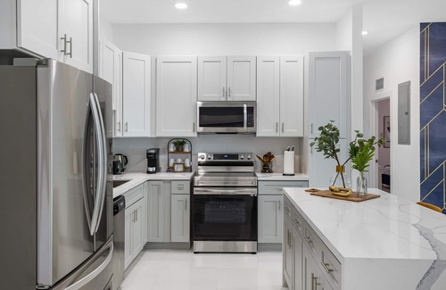 Ludlam House | Elegant 3 bdr 8 beds 2.5 bth Coral Gables 2 King
