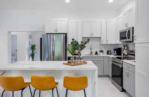 Ludlam House | Elegant 3 bdr 8 beds 2.5 bth Coral Gables 2 King