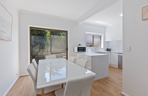Glenelg South House | Elegant 3-Bed Home Steps from Sunny Glenelg Beach