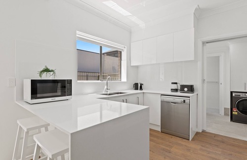 Glenelg South House | Elegant 3-Bed Home Steps from Sunny Glenelg Beach