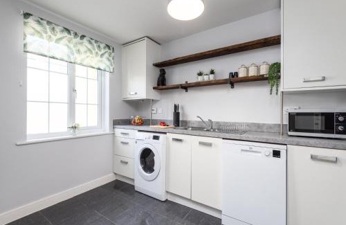 Ashford House | Elegant 3 Bed House For 5- City Central - Free Parking