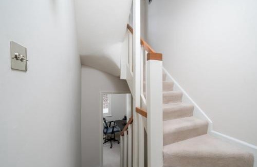 Knightsbridge Apartment | Elegant 3-Bed Knightsbridge House with Terrace