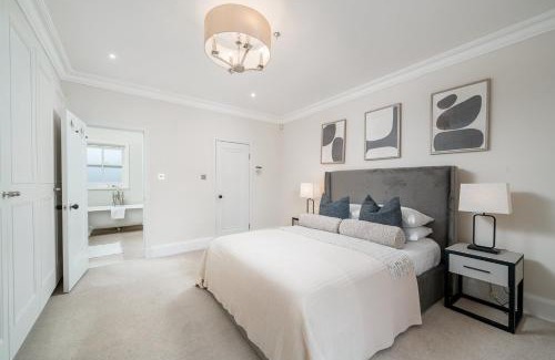 Knightsbridge Apartment | Elegant 3-Bed Knightsbridge House with Terrace