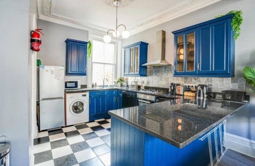 Lee House | Elegant 3 Bedroom Fulham-Chelsea Home/Rooftop Terrace/Jacuzzi/Sleeps 8