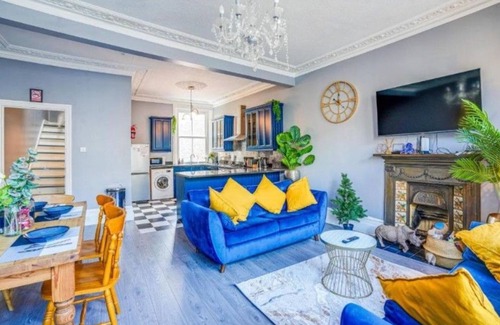 Lee House | Elegant 3 Bedroom Fulham-Chelsea Home/Rooftop Terrace/Jacuzzi/Sleeps 8