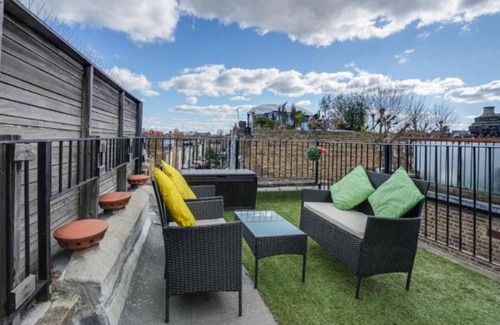 Lee House | Elegant 3 Bedroom Fulham-Chelsea Home/Rooftop Terrace/Jacuzzi/Sleeps 8