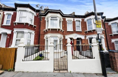 South Norwood House | Elegant 3-Bedroom House in London