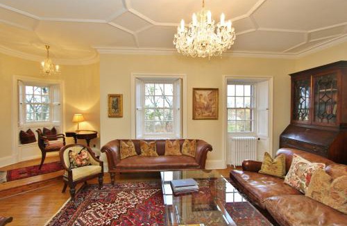 Old Town Apartment | Elegant 3-Bedroom Ramsay Garden Apartment in Edinburgh City Centre