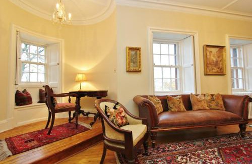 Old Town Apartment | Elegant 3-Bedroom Ramsay Garden Apartment in Edinburgh City Centre