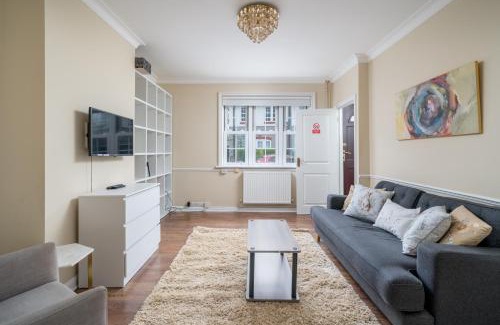Island Gardens House | Elegant 3 Bedroom Retreat Minutes from Canary Wharf