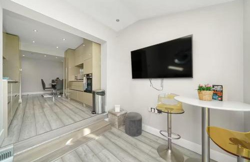 Becontree House | Elegant 3Bed Family Home in Chadwell Heath Pass the Keys