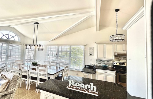 North End House | Elegant 4 Bed, 2 Stry, Granite, Hrdwd Flrs, PET FRIENDLY, Linens, great location