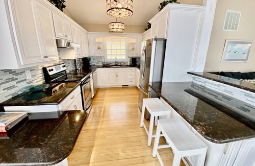 North End House | Elegant 4 Bed, 2 Stry, Granite, Hrdwd Flrs, PET FRIENDLY, Linens, great location