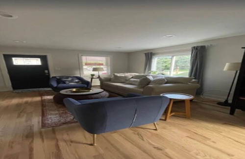 Libertyville House | Elegant 4-bedroom home with free parking