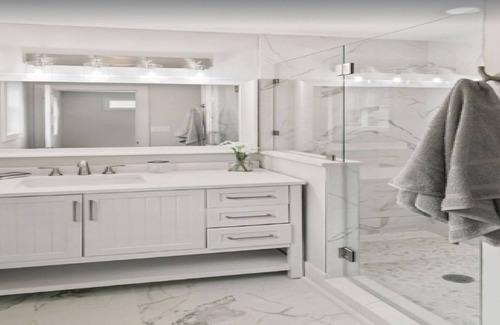 Libertyville House | Elegant 4-bedroom home with free parking