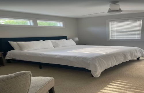 Libertyville House | Elegant 4-bedroom home with free parking