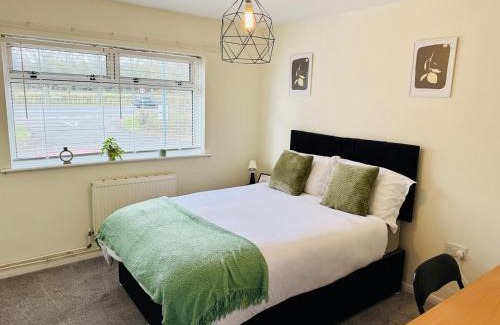 Bramcote House | Elegant 4BR Home - Lace Market, Uni, QMC, City Centre & M1 - Sleeps 8