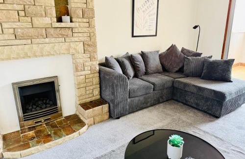 Bramcote House | Elegant 4BR Home - Lace Market, Uni, QMC, City Centre & M1 - Sleeps 8