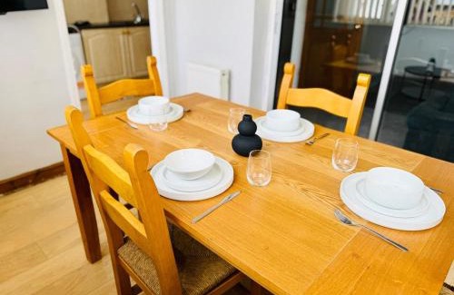 Bramcote House | Elegant 4BR Home - Lace Market, Uni, QMC, City Centre & M1 - Sleeps 8