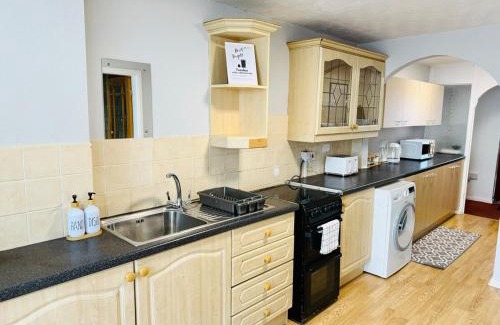 Bramcote House | Elegant 4BR Home - Lace Market, Uni, QMC, City Centre & M1 - Sleeps 8