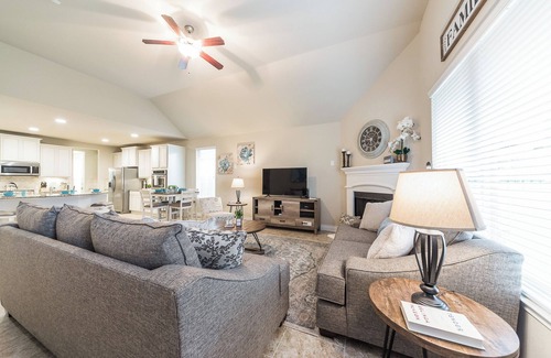 Rosenberg House | Elegant 4BR Residence｜Pet-Friendly｜Spacious Yard｜Remote Work Convenience #41010