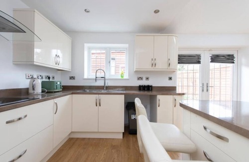 Pettits House | Elegant 5 Bedroom House in Romford