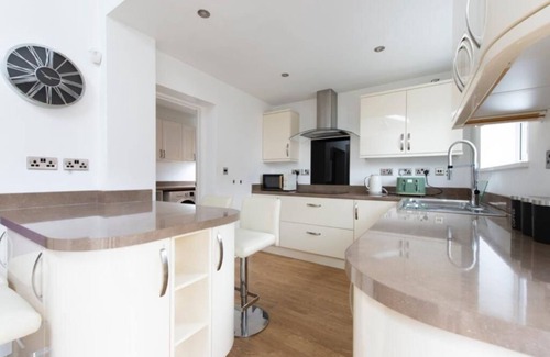 Pettits House | Elegant 5 Bedroom House in Romford