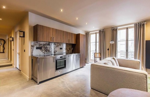 Les Halles Apartment | Elegant 5BR Apartment for 12 – Prime Location in Paris 1st eme