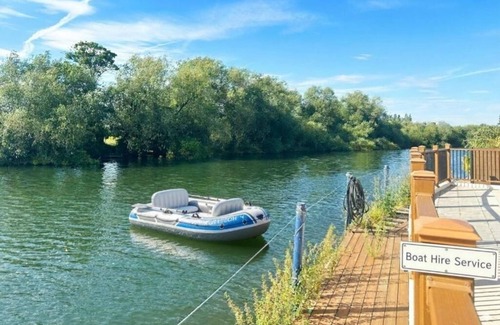 Wraysbury Apartment | Elegant Accommodation: Thames Mansion – Water View