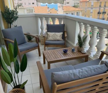 Les Baumettes Apartment | Elegant Apartment with Sea View and Swimming pool