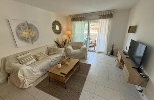 Les Baumettes Apartment | Elegant Apartment with Sea View and Swimming pool