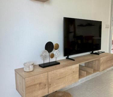 Les Baumettes Apartment | Elegant Apartment with Sea View and Swimming pool