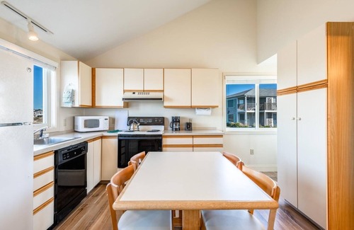 West Yarmouth Apartment | Elegant Apt at Cape Cod Resort – Steps from Private Beach